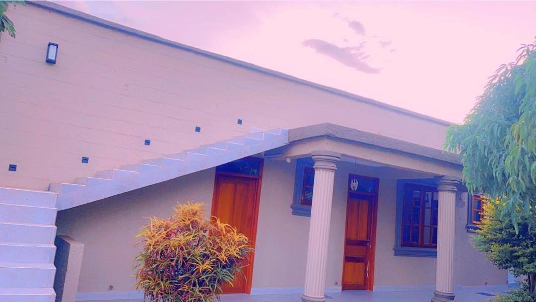 Хостел Evelina House Boma la Ngombe Экстерьер фото